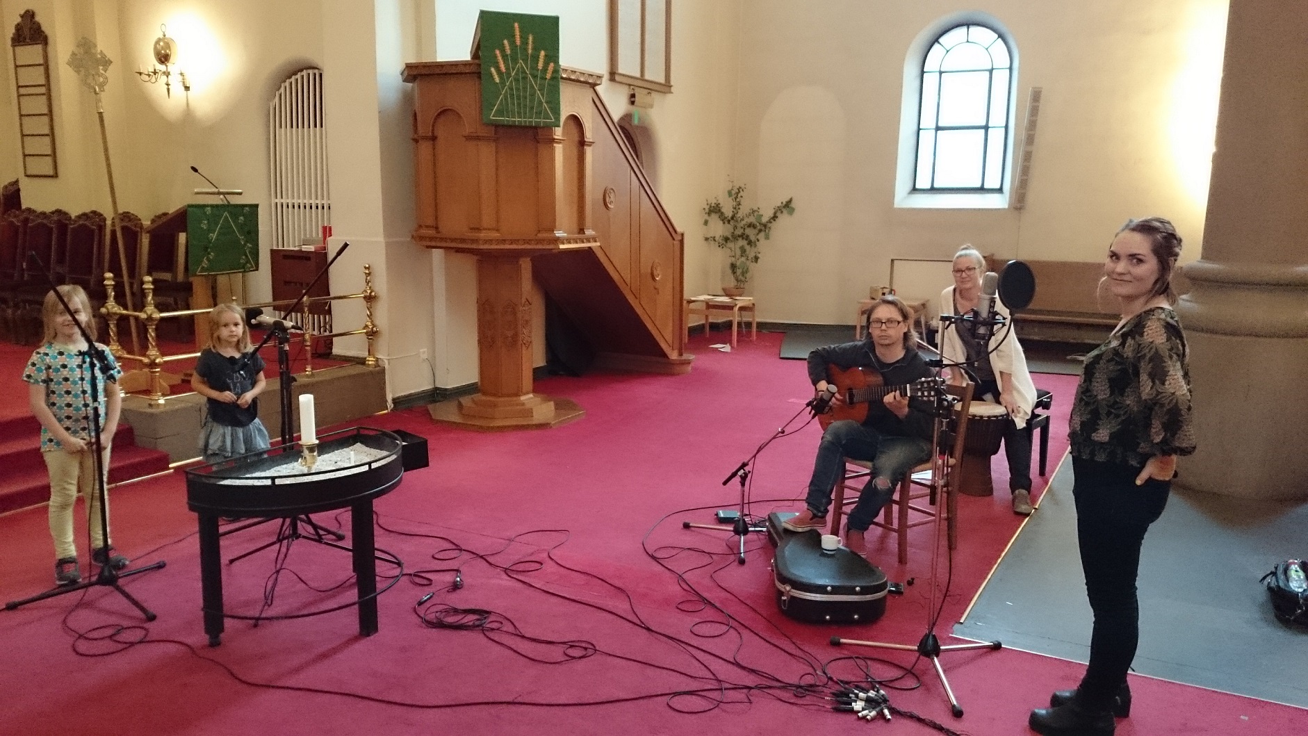Plosiv gjør opptak for KIA i Grønland kirke